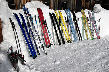 Krippenbrunn  Oesterreich  Skier lehnen an einer Wand aus Schnee