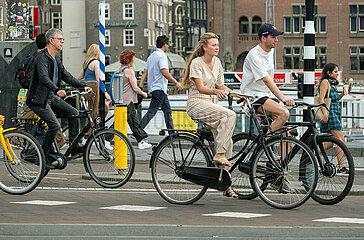 Niederlande  Amsterdam - Fahrradfahrer im Stadtzentrum