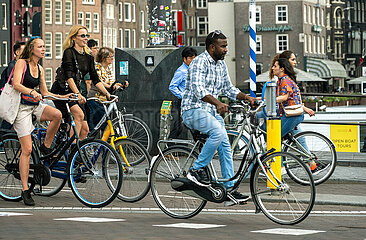 Niederlande  Amsterdam - Fahrradfahrer im Stadtzentrum