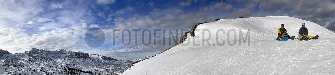 Krippenbrunn  Oesterreich  junges Paar sitzt in den Alpen am Dachsteinmassiv im Schnee