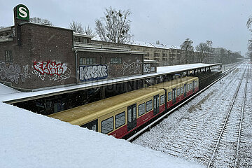 Berlin  Deutschland  S-Bahn der Linie 1 faehrt im Winter in den Bahnhof Sundgauer Strasse ein