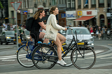 Niederlande  Amsterdam - Fahrradfahrerinnen im Stadtzentrum