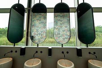 Niederlande  Amsterdam - Waschbecken in Toilette eines Hotels mit Blick nach draussen