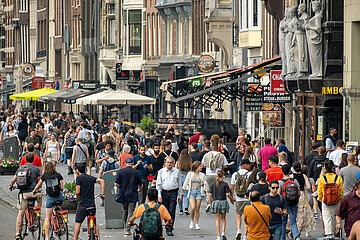 Niederlande  Amsterdam - viele Menschen auf der Damrak im Stadtteil Centrum