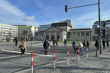 Berlin  Deutschland  Menschen vor dem Eingang zum U-Bahnhof Wittenbergplatz