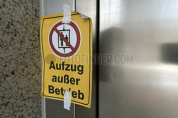Berlin  Deutschland  Hinweiszettel Aufzug ausser Betrieb