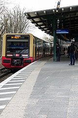 Berlin  Deutschland  S-Bahn der Ringlinie 41 faehrt in den Bahnhof Tempelhof ein