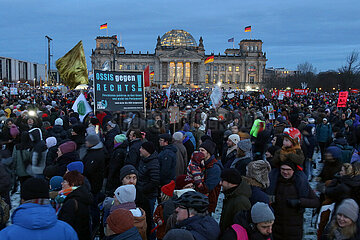Berlin  Deutschland  Menschen demonstrieren vor dem Reichstagsgebaeude bei der Demonstration Demokratie verteidigen: Zusammen gegen Rechts