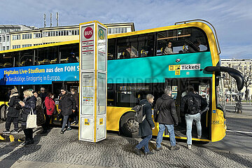 Berlin  Deutschland  Bus der Linie M19 an der Haltestelle U-Bahnhof Wittenbergplatz