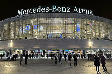 Berlin  Deutschland  Menschen bei Nacht vor der Mercedes-Benz Arena