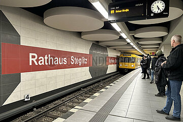 Berlin  Deutschland  U-Bahn der Linie 9 faehrt mit falscher Fahrtzielanzeige in den Bahnhof Rathaus Steglitz ein