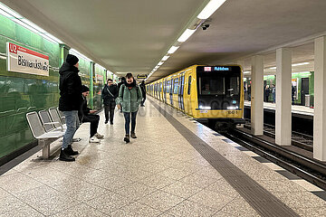 Berlin  Deutschland  U-Bahn der Linie 2 faehrt in den Bahnhof Bismarckstrasse ein