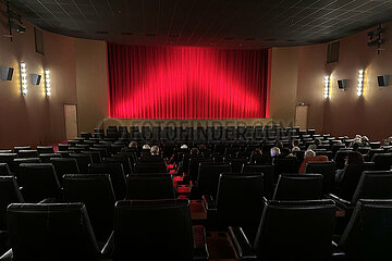 Berlin  Deutschland  Menschen sitzen in einem Kino vor verschlossenem Vorhang