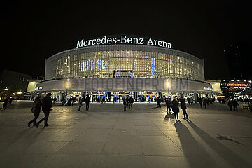 Berlin  Deutschland  Menschen bei Nacht vor der Mercedes-Benz Arena