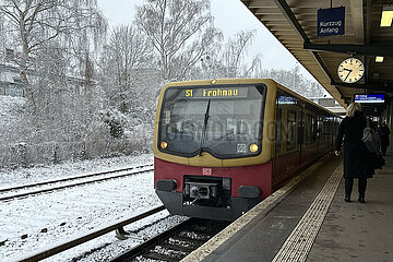 Berlin  Deutschland  S-Bahn der Linie 1 faehrt im Winter in den Bahnhof Sundgauer Strasse ein