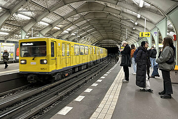 Berlin  Deutschland  U-Bahn der Linie 3 faehrt in den U-Bahnhof Hallesches Tor ein