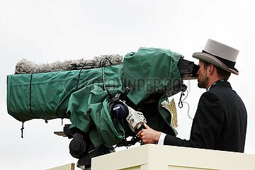 Ascot  Grossbritannien  Kameramann mit Zylinder beim Pferderennen Royal Ascot