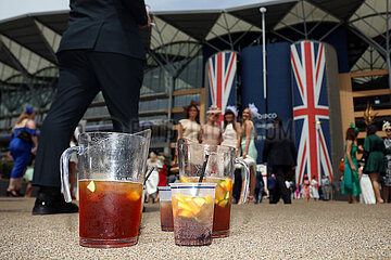 Ascot  Grossbritannien  Kruege und Becher mit dem Kultgetraenk Pimm s stehen beim Pferderennen Royal Ascot auf dem Boden. Der Kraeuterlikoer auf Gin-Basis enthaelt pur 25 Prozent Alkohol  serviert wird er fast immer als Longdrink No. 1 Cup  mit Eiswuerfeln und verduennt mit Softdrinks. Erfunden wurde die Spirituose 1823 vom Londoner James Pimm