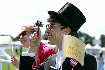 Ascot  Grossbritannien  elegant gekleideter junger Mann in Frack mit Zylinder beim Pferderennen Royal Ascot