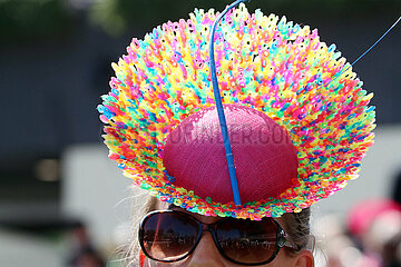 Ascot  Grossbritannien  elegant gekleidete Frau mit skurrilem Hut aus Buegelperlen beim Pferderennen Royal Ascot