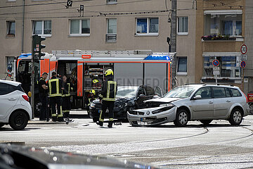 Berlin  Deutschland  Feuerwehreinsatz nach einem Autounfall