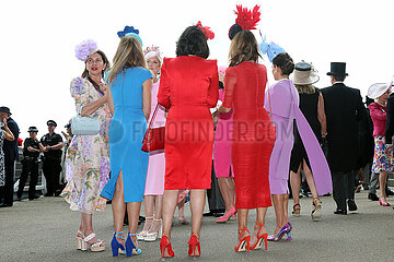 Ascot  Grossbritannien  elegant gekleidete Frauen mit Hut beim Pferderennen Royal Ascot