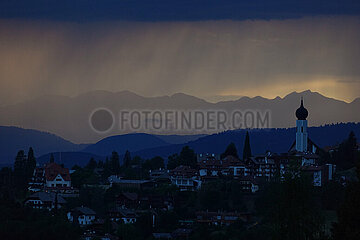 Wolfsgruben  Italien  Starkregen ueber dem Dorf am Abend