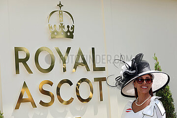 Ascot  Grossbritannien  elegant gekleidete Frau mit Hut beim Pferderennen Royal Ascot