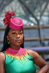 Ascot  Grossbritannien  elegant gekleidete Frau mit Hut beim Pferderennen Royal Ascot