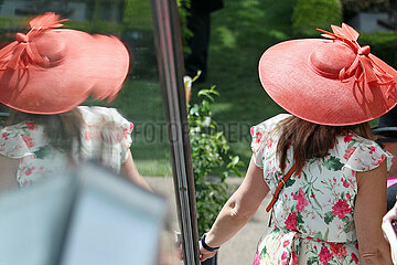 Ascot  Grossbritannien  elegant gekleidete Frau mit Hut beim Pferderennen Royal Ascot