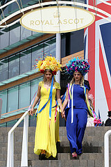 Ascot  Grossbritannien  elegant gekleidete Frauen mit Hut beim Pferderennen Royal Ascot