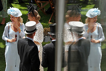 Ascot  Grossbritannien  elegant gekleidete Menschen mit Hut beim Pferderennen Royal Ascot