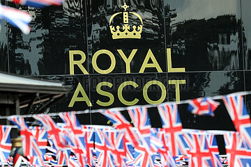 Ascot  Grossbritannien  Schriftzug Royal Ascot und Nationalfahnen von Grossbritannien
