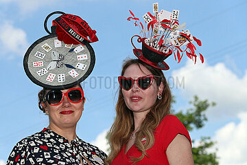 Ascot  Grossbritannien  elegant gekleidete Frauen mit skurrilen Hueten beim Pferderennen Royal Ascot