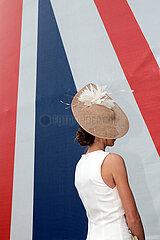 Ascot  Grossbritannien  elegant gekleidete Frau mit Hut beim Pferderennen Royal Ascot