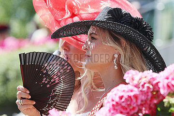 Ascot  Grossbritannien  elegant gekleidete Frau mit Hut und Faecher beim Pferderennen Royal Ascot