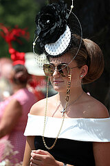 Ascot  Grossbritannien  elegant gekleidete Frau mit Hut beim Pferderennen Royal Ascot