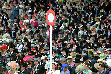 Ascot  Grossbritannien  elegant gekleidete Menschen beim Pferderennen Royal Ascot