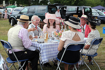 Ascot  Grossbritannien  Menschen picknicken beim Pferderennen waehrend der Rennwoche Royal Ascot auf dem Parkplatz