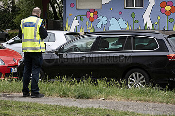 Berlin  Deutschland  Mitarbeiter des Ordnungsamtes schreibt einen Falschparker auf