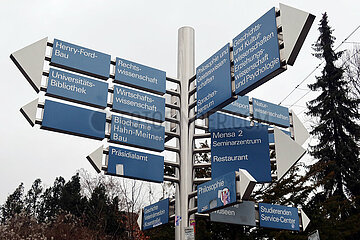 Berlin  Deutschland  Wegweiser auf dem Campus der Freien Universitaet Berlin