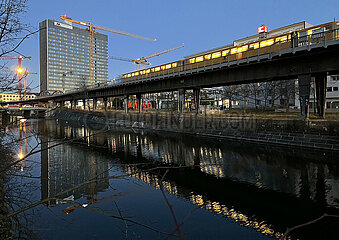 Berlin  Deutschland  Stadtansicht in Hoehe U-Bahnhof Hallesches Tor