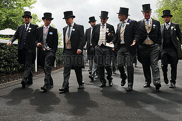 Ascot  Grossbritannien  elegant gekleidete Maenner in Frack mit Zylindern beim Pferderennen Royal Ascot