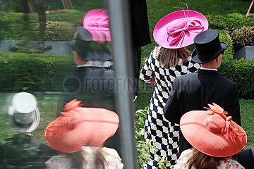 Ascot  Grossbritannien  elegant gekleidete Menschen mit Hut beim Pferderennen Royal Ascot