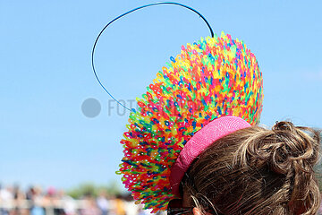 Ascot  Grossbritannien  elegant gekleidete Frau mit skurrilem Hut aus Buegelperlen beim Pferderennen Royal Ascot