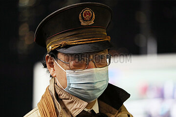 Hong Kong  China  Polizist traegt einen Mund-Nasen-Schutz