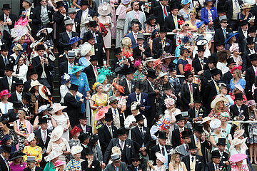 Ascot  Grossbritannien  elegant gekleidete Menschen beim Pferderennen Royal Ascot