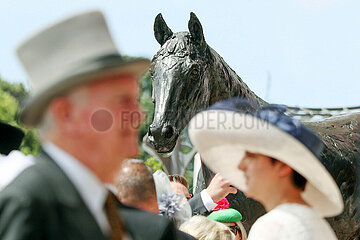 Ascot  Grossbritannien  Statue des Rennpferdes Frankel auf der Galopprennbahn