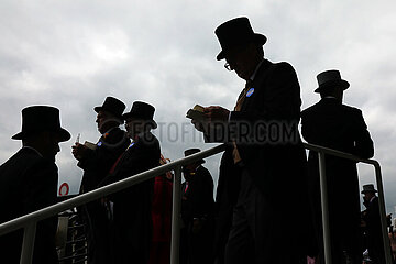 Ascot  Grossbritannien  Silhouetten von Maennern mit Zylindern beim Pferderennen Royal Ascot