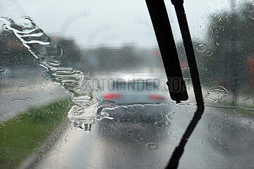 Berlin  Deutschland  Symbolfoto: schlechte Sicht im Strassenverkehr bei Regen wegen eines defekten Scheibenwischers